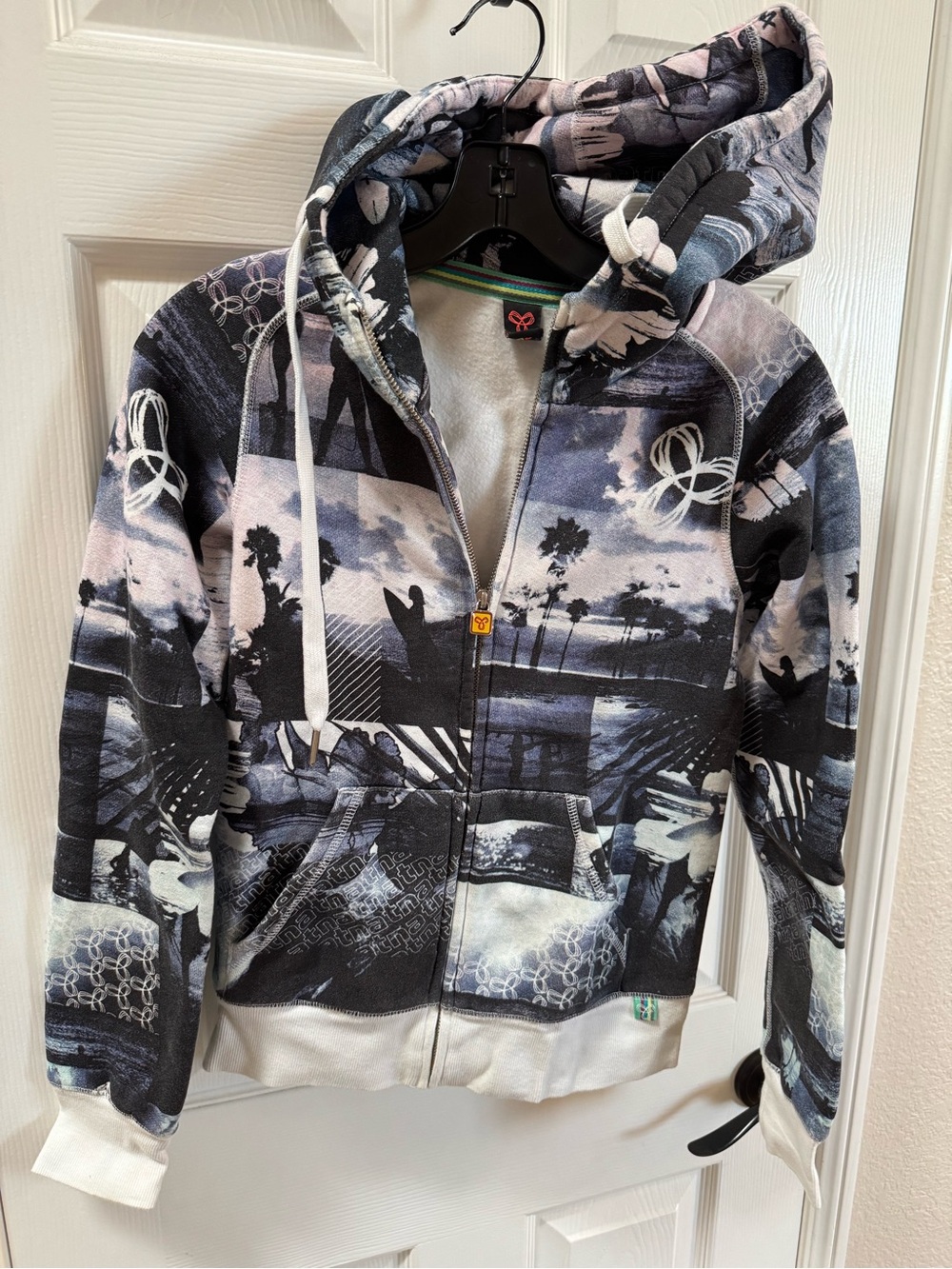 Aritzia Black & Gray Surf-Graphic Zip Hoodie